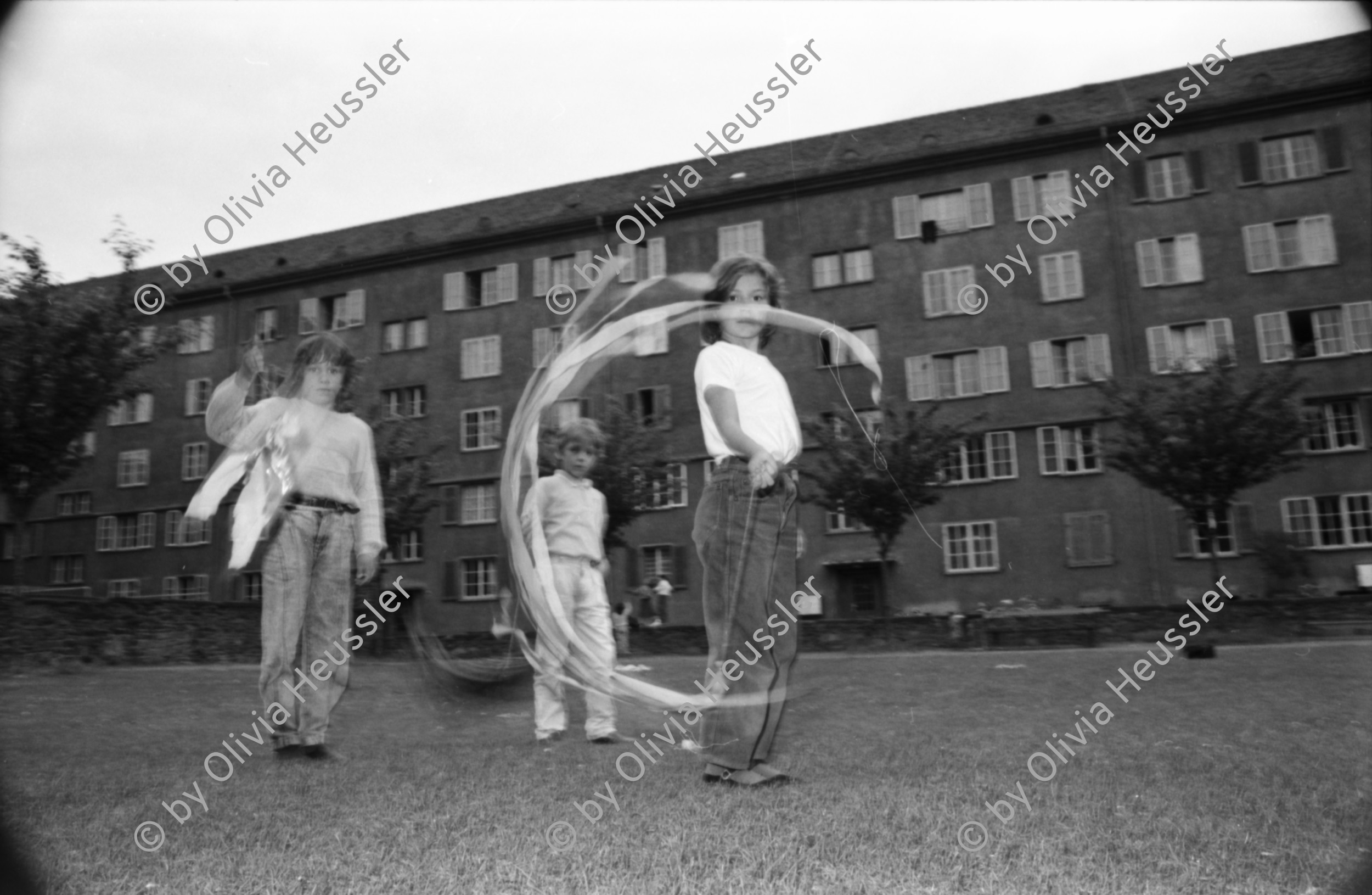 Image of sheet 19880411 photo 32: Kinder speielen in der städtischen Wohnsiedlung Erismannhof, Zürich 1988.