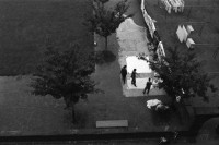 Image of sheet 19880411 photo 5: Susan Büchi malt ein Transparent und Dorothea Hunziker. Wäsche hängt im Erismannhof Innenhof städtische Siedlung Erismannhof Kinder spielen mit Papier Kugeln. 
Die Siedlung vor dem Umbau mit Kinder im Vordergrund.
Zürich 1988