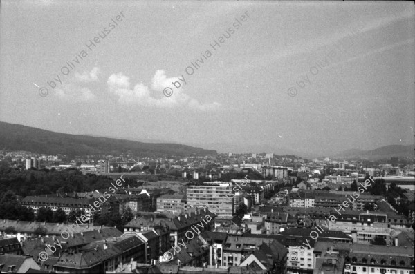 Image of sheet 19880420 photo 19: städtische Siedlung Erismannhof vor dem Umbau. Hof. Pierre Mennel und sein Papa Vater liegen im Hof in der Sonne Pierre hat einen Fuss im Gips. Kind steht unter schwarzem Tuch vor Sinar im Hof. Erismannhof vom Lochergut aus. Übersicht. Lochergut im Umbau. Im obersten Stock Zeichnung Wandmalerei einer der vom Haus runter springt ! Zwei Arbeiter machen in der Sonne in Liegestühlen Mittagspause. Einer ist tätowiert. Beim Filmen für den Fluchtkanal. Kamera Olivia Regie Brigitte Weibel und Ton Dieter Gränicher Auf dem ehem. AJZ Areal. Zürich 1988