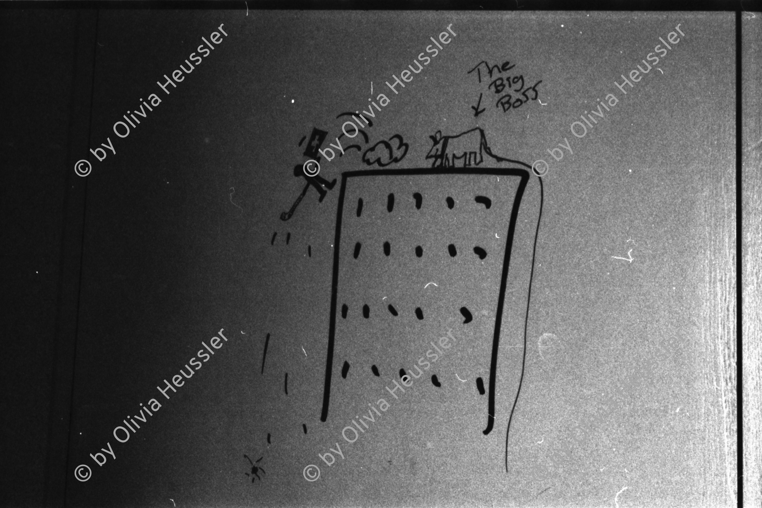 Image of sheet 19880420 photo 24: städtische Siedlung Erismannhof vor dem Umbau. Hof. Pierre Mennel und sein Papa Vater liegen im Hof in der Sonne Pierre hat einen Fuss im Gips. Kind steht unter schwarzem Tuch vor Sinar im Hof. Erismannhof vom Lochergut aus. Übersicht. Lochergut im Umbau. Im obersten Stock Zeichnung Wandmalerei einer der vom Haus runter springt ! Zwei Arbeiter machen in der Sonne in Liegestühlen Mittagspause. Einer ist tätowiert. Beim Filmen für den Fluchtkanal. Kamera Olivia Regie Brigitte Weibel und Ton Dieter Gränicher Auf dem ehem. AJZ Areal. Zürich 1988