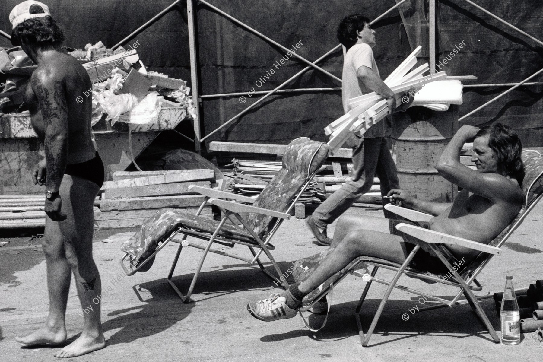 Image of sheet 19880420 photo 28: Mittagspause für Bauarbeiter. Umbau Lochergut. Aussersihl Zürich 06.88 1988 √
Aussersihl Kreis vier 4
swiss Schweizer Schweiz Switzerland Europe worker imigrant work man men taking a break in the sun