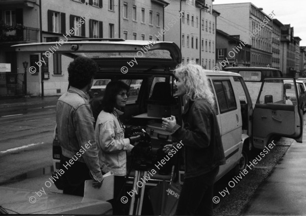 Image of sheet 19880420 photo 32: Olivia Heussler mitte, Brigit Weibel und Dieter Gränicher, Zürich 1988.