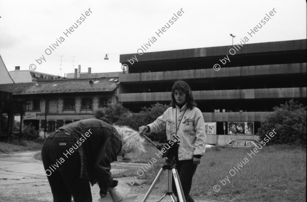 Image of sheet 19880420 photo 33: Beim Filmen für den Fluchtkanal. Kamera Olivia Regie Brigitte Weibel und Ton Dieter Gränicher Auf dem ehem. AJZ Areal. Zürich 1988