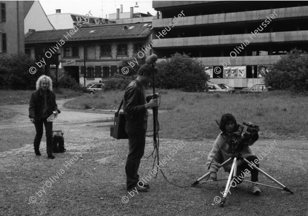 Image of sheet 19880420 photo 36: Dreharbeiten fuer Fluchtkanal mit Olivia Heussler (Kamera), Brigit Weibel (Regie) und Dieter Graenicher (Ton).  AJZ Areal. Kreis 5 Zürich 1988.