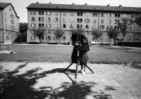Image of sheet 19880420 photo 6: städtische Siedlung Erismannhof vor dem Umbau. Hof. Kind steht unter schwarzem Tuch vor Sinar im Hof. Erismannhof  Zürich 1988