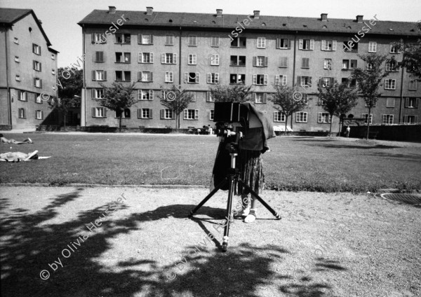 Image of sheet 19880420 photo 6: städtische Siedlung Erismannhof vor dem Umbau. Hof. Kind steht unter schwarzem Tuch vor Sinar im Hof. Erismannhof  Zürich 1988