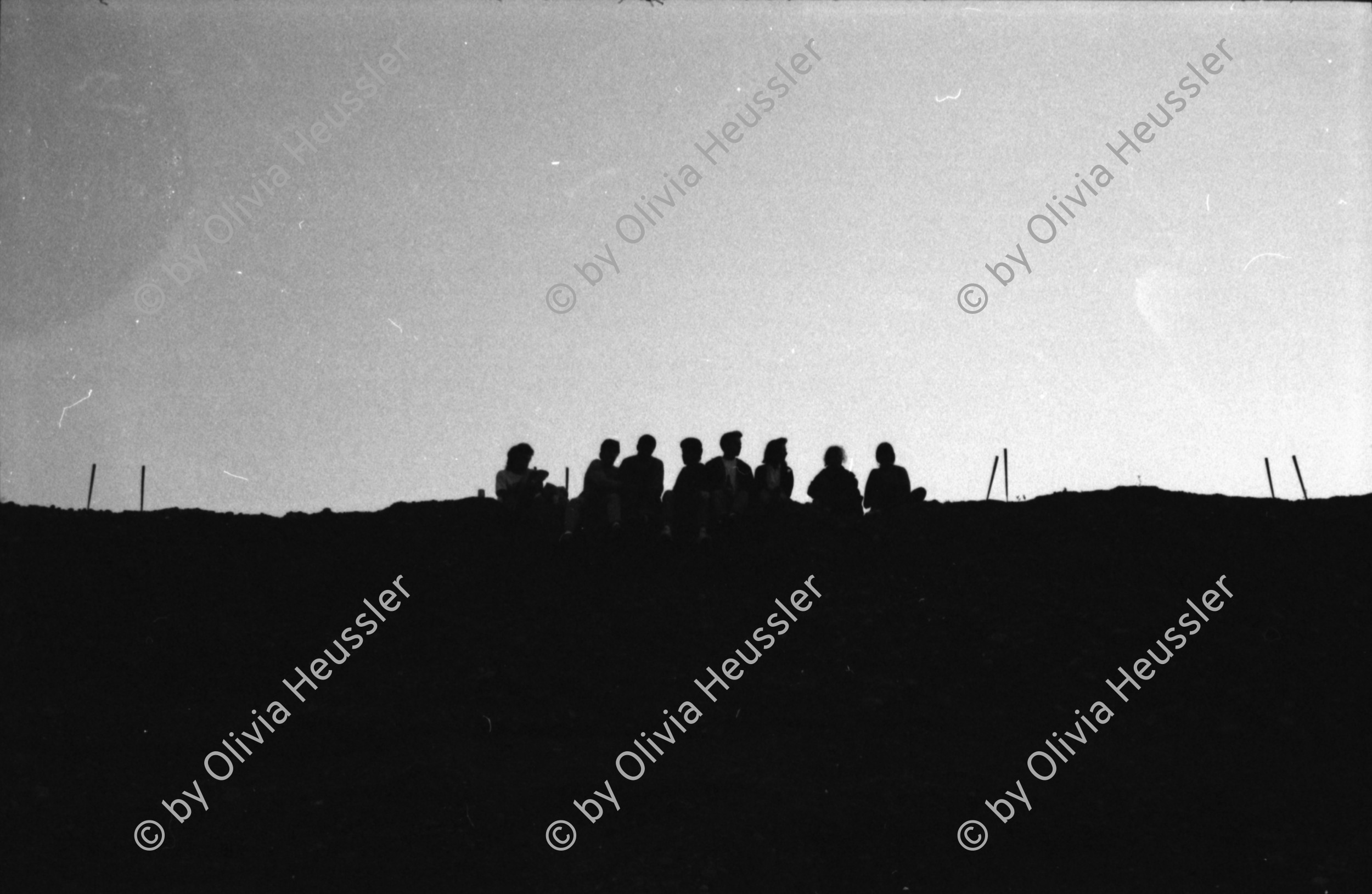 Image of sheet 19880430 photo 14: Konzert Sauvage in Genf mit Etat d'Urgences Babouches Folles 8-12 Laid Thenardier 17-25 und Karotte Kiri 26 -29. Personen als siluetten sitzen am Horizont. Morgenlicht. Frau Naima Wadimoff Nicolas cinema film music concert  1988 Geneva Suisse Switzerland Schweiz