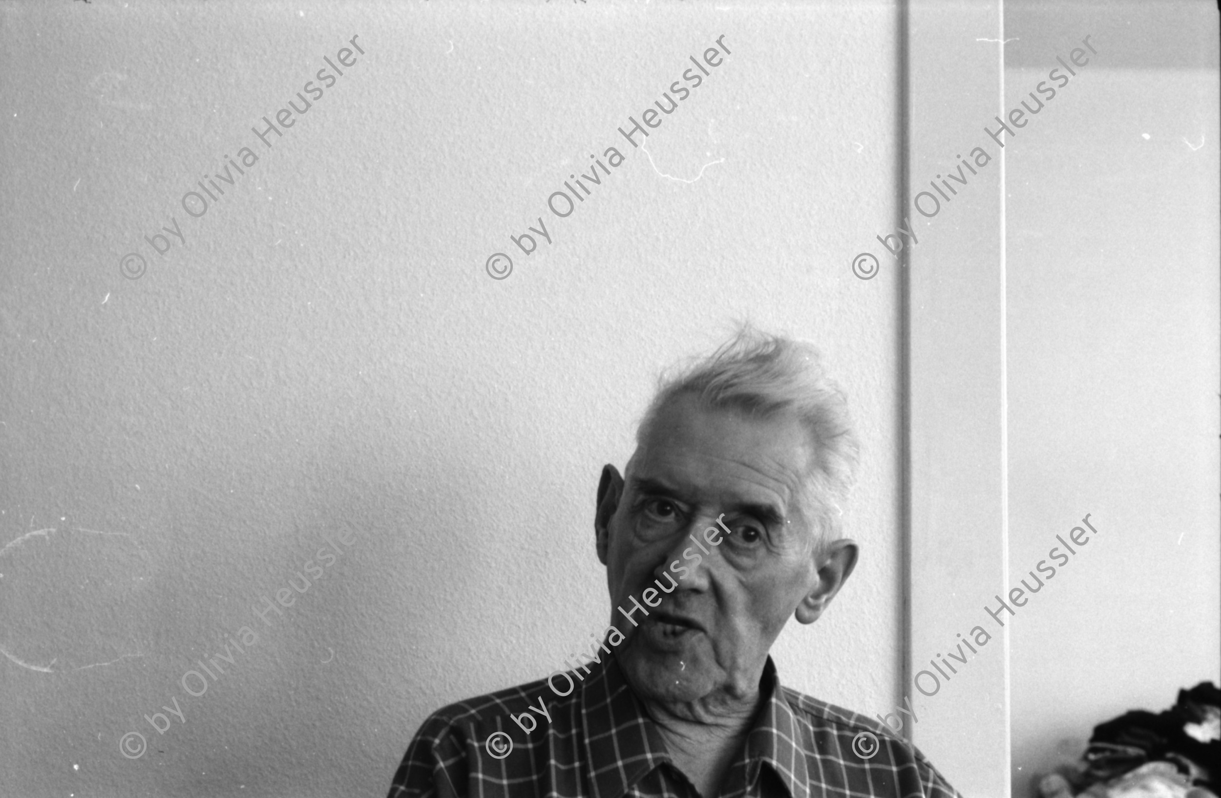 Image of sheet 19880440 photo 30: Portrait Kunstmaler Künstler Konkrete Richard Paul Lohse letztes Bild bevor er einen Monat später starb habe ich mit ihm ein Interview gemacht in Zürich an der Gartenstrasse. Sein Begräbnis nr. 19880840 Sept. 1988 
Richard Paul Lohse (September 13, 1902, Zurich - September 16, 1988, Zurich) was a Swiss painter and graphic artist and one of the main representatives of the concrete and constructive art.