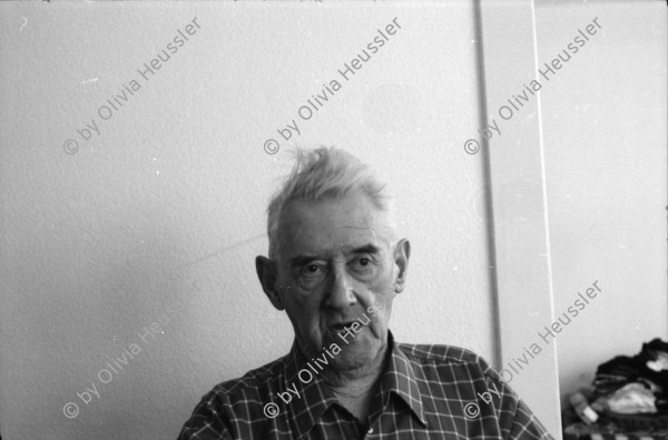 Image of sheet 19880440 photo 33: Portrait Kunstmaler Künstler Konkrete Richard Paul Lohse letztes Bild bevor er einen Monat später starb habe ich mit ihm ein Interview gemacht in Zürich an der Gartenstrasse. Sein Begräbnis nr. 19880840 Sept. 1988 
Richard Paul Lohse (September 13, 1902, Zurich - September 16, 1988, Zurich) was a Swiss painter and graphic artist and one of the main representatives of the concrete and constructive art.