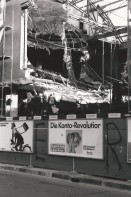 Image of sheet 19880451 photo 1: Reklame auf Bauwand Konto Revolution. 1988 Konto Revolution √ Schweiz Swiss Switzerland cinema abriss demolition Aussersihl Kreis vier 4