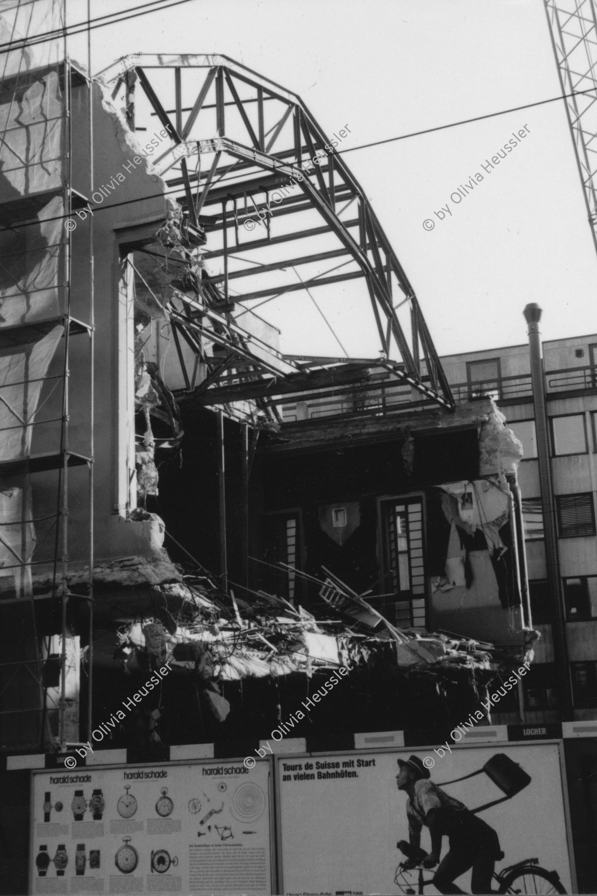 Image of sheet 19880451 photo 11: frtsg. 880451 Das ehemalige Kino Apollo an der Stauffacherstrasse in Zürich wird durch Schweizerische Bankgesellschaft SBG, heute UBS abgerissen und macht Reklame auf Bauwand 1988
√
Stühle Kinosaal Klappstühle chairs Schweiz Swiss Switzerland cinema abriss demolition Aussersihl Kreis vier 4