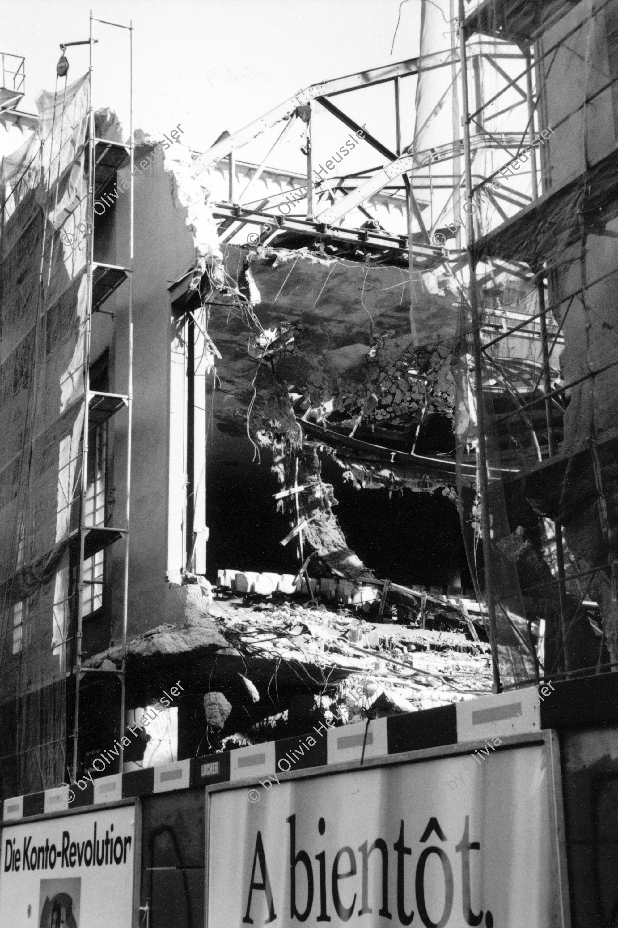 Image of sheet 19880451 photo 17: 880451 Das ehemalige Kino Apollo an der Stauffacherstrasse in Zürich wird durch Schweizerische Bankgesellschaft SBG, heute UBS abgerissen 1988 Zürich √ Schweiz Swiss Switzerland cinema abriss demolition
Aussersihl Kreis vier 4