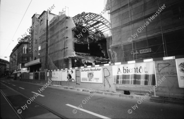 Image of sheet 19880452 photo 35: Abbruch vom Kino Appollo an der Stauffacherstrasse durch Bank. Der Kinosaal steht offen da, die Stühle stehen noch drinnen. Zürich