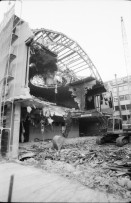Image of sheet 19880452 photo 8: Abbruch vom Kino Appollo an der Stauffacherstrasse durch Bank. Der Kinosaal steht offen da, die Stühle stehen noch drinnen. Zürich