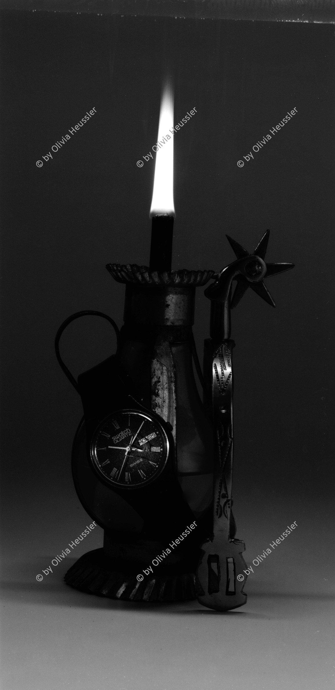 Image of sheet 19880460 photo 2: © 1988, OLIVIA HEUSSLER / www.clic.li

Stillleben Nicaraguanische Öl Lampe Lämpchen brennend mit Swatch Schweizer Armband Uhr und Pferde sporen 4 x 5 inch sw √ ZHDK 1988 Zürich Schweiz Switzerland Swiss watch lamp oil spore