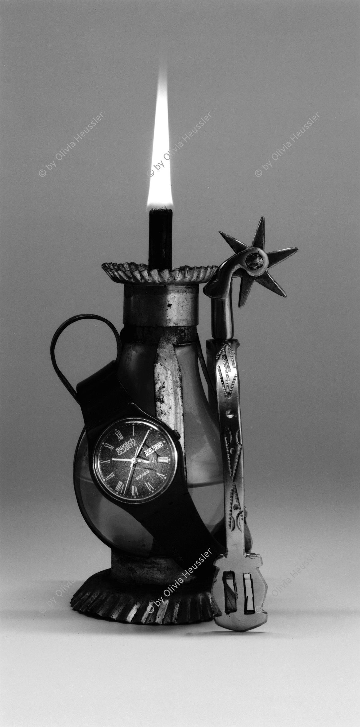 Image of sheet 19880460 photo 4: © 1988, OLIVIA HEUSSLER / www.clic.li

Stillleben Nicaraguanische Öl Lampe Lämpchen brennend mit Swatch Schweizer Armband Uhr und Pferde sporen 4 x 5 inch sw √ ZHDK 1988 Zürich Schweiz Switzerland Swiss watch lamp oil spore