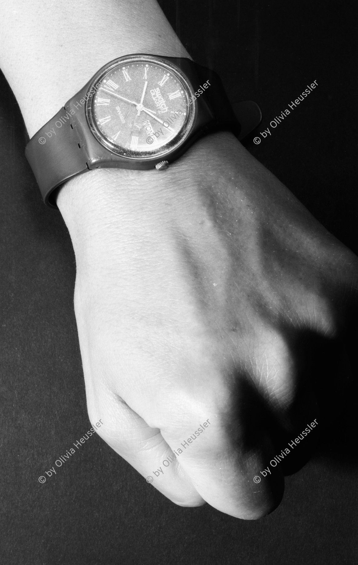 Image of sheet 19880461 photo 1: Swiss watch Swatch an Handgelenk und S/W und in Farbe.
 4 x 5 Inch Sinar 1988 Zürich Schweiz Switzerland  Uhr Armband ZHDK
© 1988, Olivia Heussler √