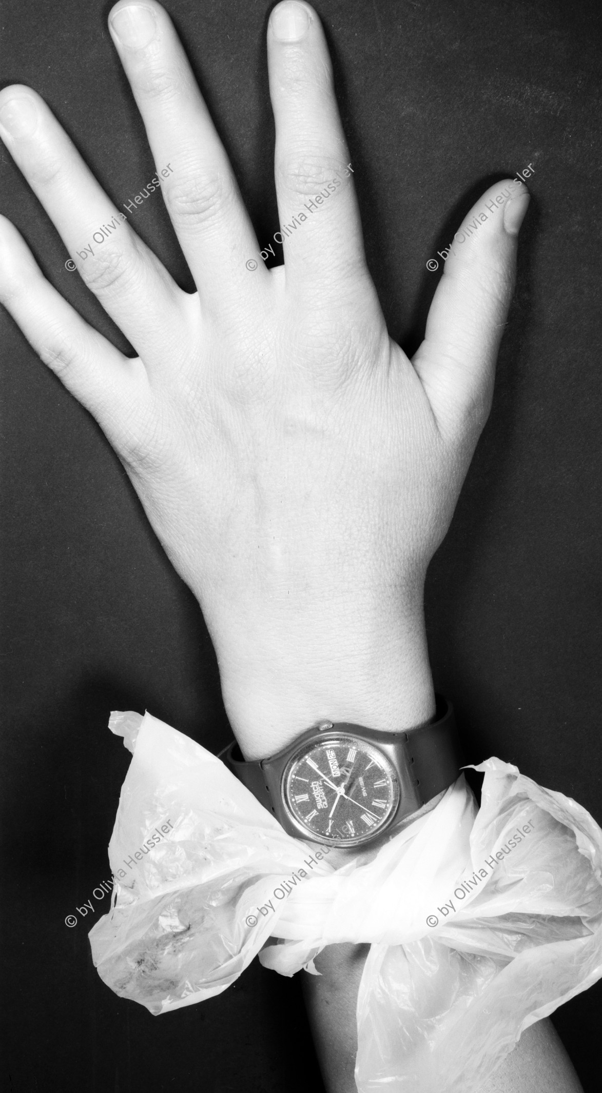 Image of sheet 19880465 photo 2: Watch Uhr am Handgelenk Hand Swatch Schweiz Zürich Switzerland Swiss Europe 4 x 5 inch sinar
© 1988, Olivia Heussler √