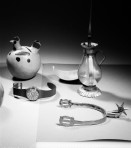 Image of sheet 19880466 photo 1: Stillleben mit Swatch Öl lampe Ton gefäss Huhn Sparkasse Kürbis löffel Pumpkin Apfel apple spoon sporen spor watch oil lamp Uhr sporen Schweiz Zürich Switzerland Swiss Europe 4 x 5 inch sinar © 1988, Olivia Heussler √