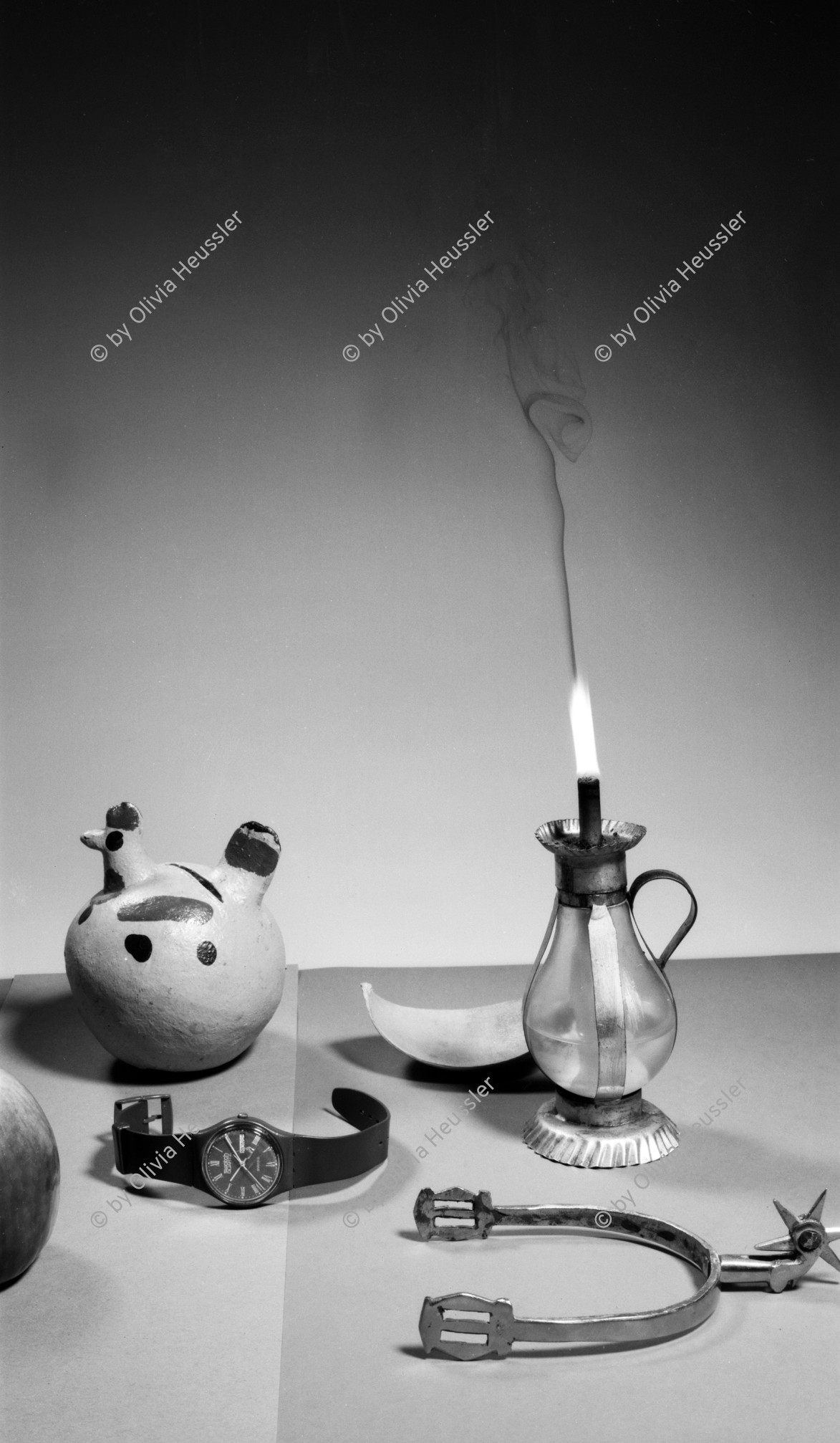 Image of sheet 19880466 photo 2: Stillleben mit Swatch Öl lampe Kürbis löffel Pumpkin Apfel apple rauch smoke spoon sporen spor watch oil lamp Uhr sporen Schweiz Zürich Switzerland Swiss Europe 4 x 5 inch sinar © 1988, Olivia Heussler √