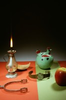 Image of sheet 19880470 photo 2: Stillleben mit Swatch Öl lampe in form einer Glühbirne Light bulb, Kürbis löffel Pumpkin Apfel apple spoon sporen spor watch oil lamp Uhr sporen Schweiz Zürich Switzerland Swiss Europe 4 x 5 inch sinar © 1988, Olivia Heussler √