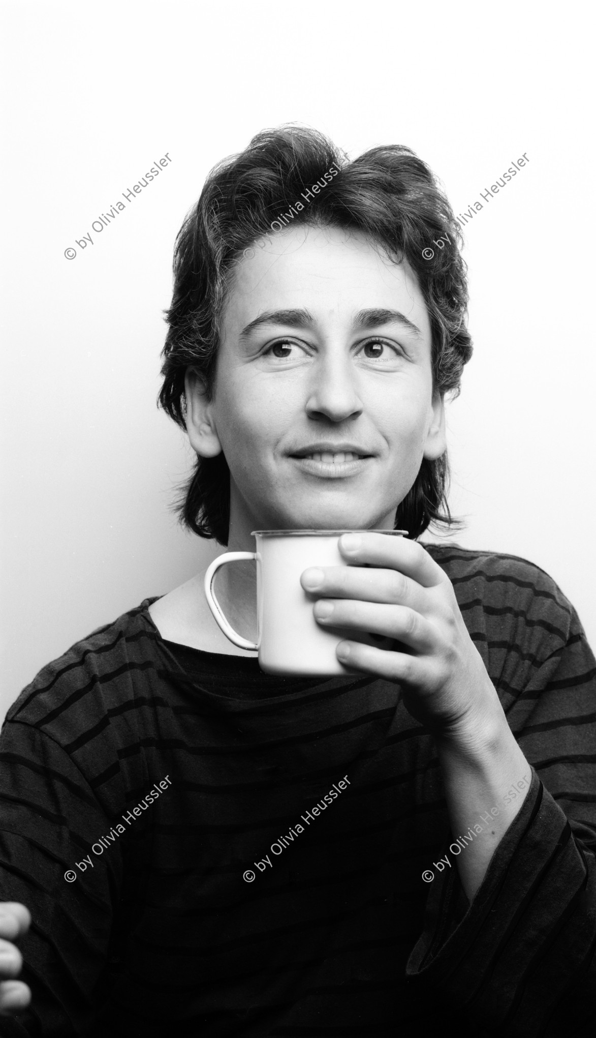 Image of sheet 19880500 photo 3: Erismannhof Portrait Fotografie 4 x 5 inch Sinar Kreis vier 4 Aussersihl Zürich Schweiz Swiss Switzerland Europe Woman
Margrit Brunner mit Tee tasse cup  in Hand
© 1988, Olivia Heussler √