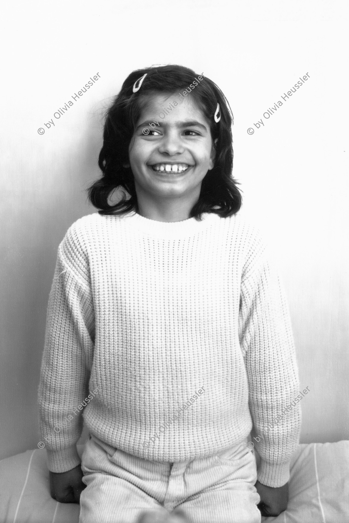 Image of sheet 19880510 photo 1: Erismannhof Portrait Photography Fotografie 4 x 5 inch Sinar Zürich ZHDK Nuray Kavakli 1988 √  Aussersihl Kreis vier 4 Schweiz Switzerland swiss Schweizer Europe child girl turkisch immigrant
 19880510 01
copyright by Olivia Heussler 
Im Bestand der Fotostiftung Schweiz 30x40 cm Baryt Vintage s/w 1993.315  B.0226 signiert