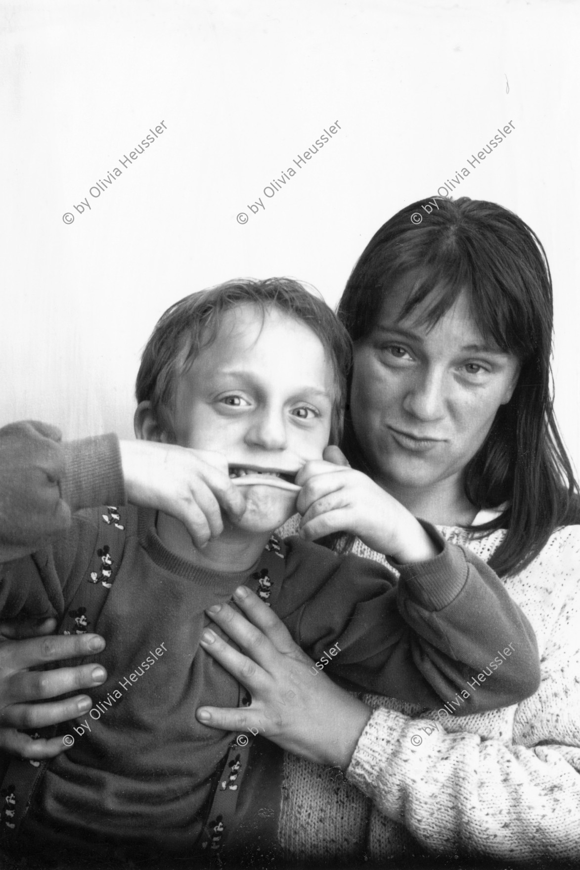 Image of sheet 19880520 photo 4: Portrait Chrigi Chrige Chrisitne Renner und Steffi Stefan 4 x 5 Inch Sinar
√ Zürich Erismannhof 1988  ZHDK
19880520 04
Im Bestand der Fotostiftung Schweiz 30x40 cm Baryt Vintage s/w 1993.316  B.0226 signiert