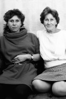 Image of sheet 19880560 photo 0: Portrait Cathy O'Hare und ihre Mutter auf Sofa Chesterfield √ Mother and Daughter
 4 x 5 Inch Sinar 1988 Zürich Schweiz  Erismannhof Kreis 4 vier Switzerland housing
