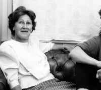 Image of sheet 19880560 photo 1: Portrait Cathy O'Hare und ihre Mutter auf Sofa Chesterfield √ (Beide auf Original ersichtlich)
 4 x 5 Inch Sinar 1988 Zürich Schweiz  Erismannhof Kreis 4 vier Switzerland housing 
Im Bestand der Fotostiftung Schweiz 19.2 x 29.5 cm
1993.304