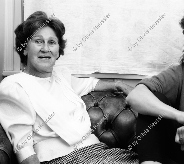 Image of sheet 19880560 photo 1: Portrait Cathy O'Hare und ihre Mutter auf Sofa Chesterfield √ (Beide auf Original ersichtlich)
 4 x 5 Inch Sinar 1988 Zürich Schweiz  Erismannhof Kreis 4 vier Switzerland housing 
Im Bestand der Fotostiftung Schweiz 19.2 x 29.5 cm
1993.304