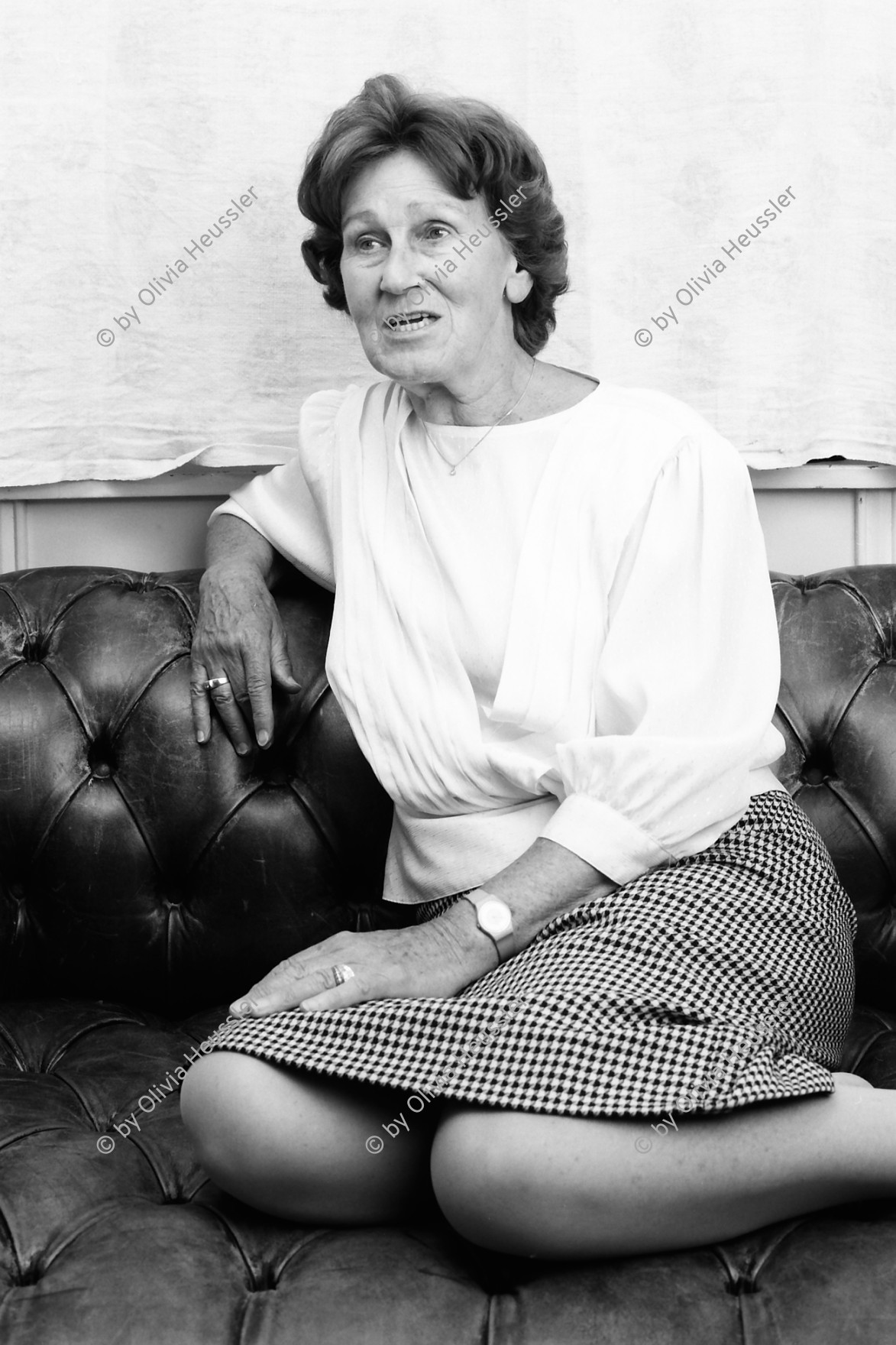 Image of sheet 19880560 photo 3: Portrait Frau O'Hare auf Sofa Chesterfield Woman
 4 x 5 Inch Sinar 1988 Zürich Schweiz  Erismannhof Kreis 4 vier Switzerland housing 
√
© 1988, OLIVIA HEUSSLER / www.clic.li