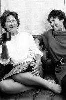 Image of sheet 19880560 photo 4: Portrait Cathy O'Hare und ihre Mutter auf Sofa Chesterfield √ Mother and daughter
 4 x 5 Inch Sinar 1988 Zürich Schweiz  Erismannhof Kreis 4 vier Switzerland housing