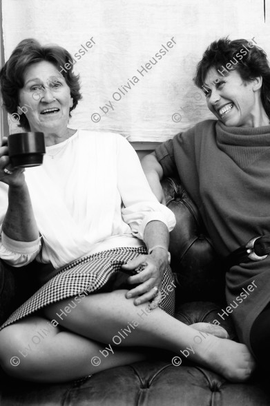 Image of sheet 19880560 photo 4: Portrait Cathy O'Hare und ihre Mutter auf Sofa Chesterfield √ Mother and daughter
 4 x 5 Inch Sinar 1988 Zürich Schweiz  Erismannhof Kreis 4 vier Switzerland housing