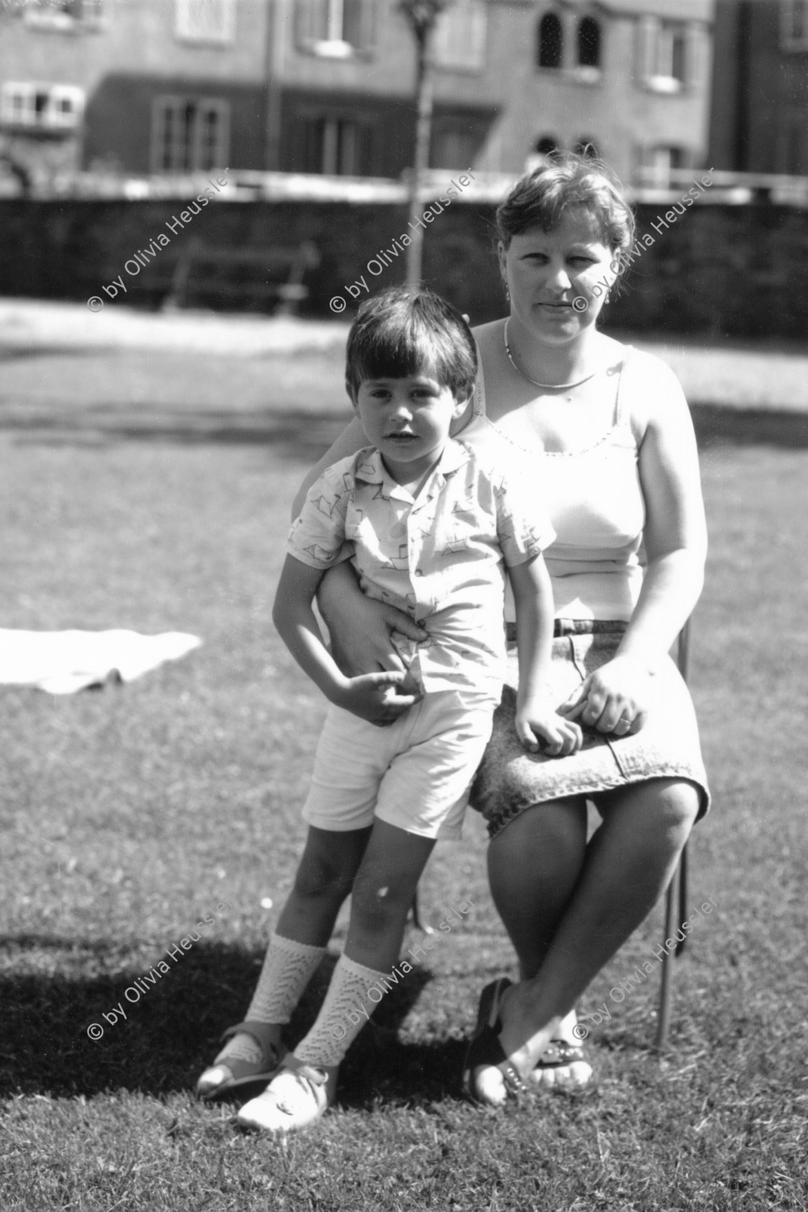 Image of sheet 19880570 photo 1: √ Paolo Reale und Mutter Erismannhof Zürich 4 x 5 inch Sinar 1988 Mother and son
Kreis vier 4 Aussersihl Zürich Schweiz Switzerland Europe 
copyright by Olivia Heussler 
19880570 01
Im Bestand der Fotostiftung Schweiz 30x40 cm Baryt Vintage s/w 1993.305  B.0226 signiert