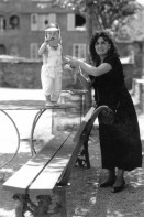 Image of sheet 19880580 photo 3: Portrait Maria und Orfeo im Erismannhof 4 x 5 Inch Sinar √ Mother and son.
1988 Zürich Schweiz Switzerland Europe Kreis vier 4 Aussersihl
Mutter und Kind Junge Knabe Frau woman boy
Im Bestand der Fotostiftung Schweiz 30x40 cm Baryt Vintage s/w 1993.306  B.0226 signiert