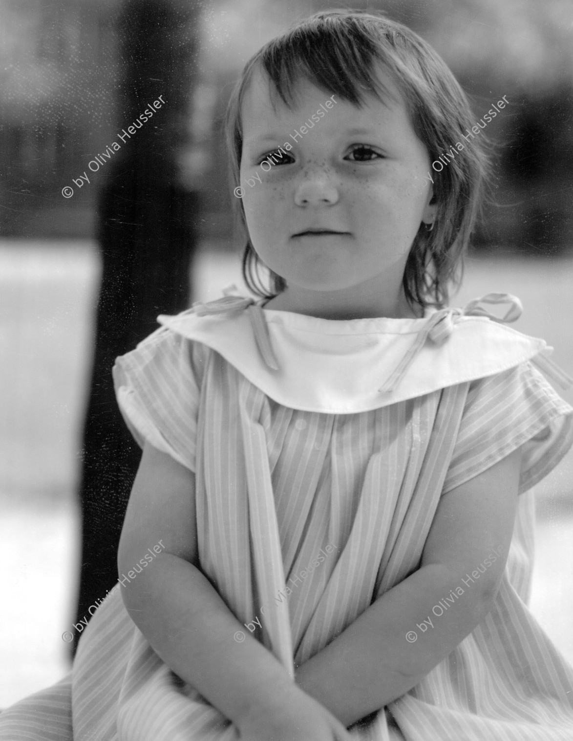 Image of sheet 19880600 photo 1: Erismannhof 4 x 5 Inch Sinar Kind unbekannt  Aussersihl Kreis vier 4 Schweiz Switzerland swiss Schweizer Europe  1988 √ kid girl portrait