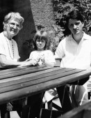 Image of sheet 19880600 photo 2: Mutter, Sohn und Enkelin. Unbekannt. Erismannhof Portrait Fotografie 4 x 5 inch Sinar Kreis vier 4 Aussersihl Zürich Schweiz Swiss Switzerland Europe
© 1988, Olivia Heussler √