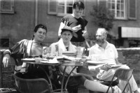 Image of sheet 19880610 photo 2: Portrait v.l.n.r. Christoph Schuler Robert Bob Fischer (stehend) Pierre Mennel mit Vater.
Gruppenbild Christoph hat Geburtstag und kriegt von mir ein Kuchen. 
Erismannhof Zürich 1988 4 x 5 Inch Sinar √ Kreis 4 vier Personen Persons Literatur art Switzerland Swiss  Aussersihl Kreis vier 4 Schweiz Schweizer Europe