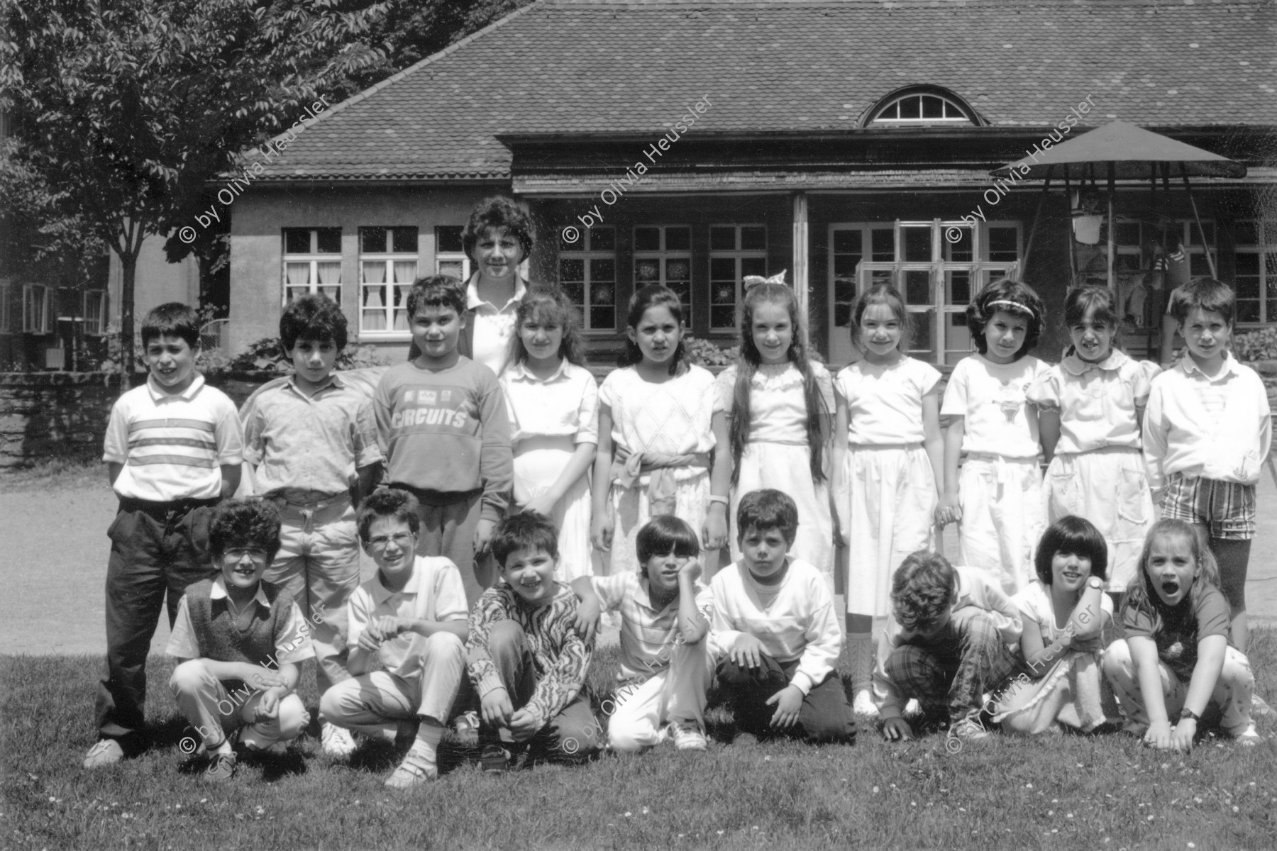 Image of sheet 19880610 photo 3: Vor dem Kindergarten
Gruppenbild Primar Schulklasse Kinder Erismannhof Zürich 1988 4 x 5 Inch Sinar √
school education Switzerland Swiss Aussersihl Kreis vier 4 Schweiz Schweizer Europe school Group primary