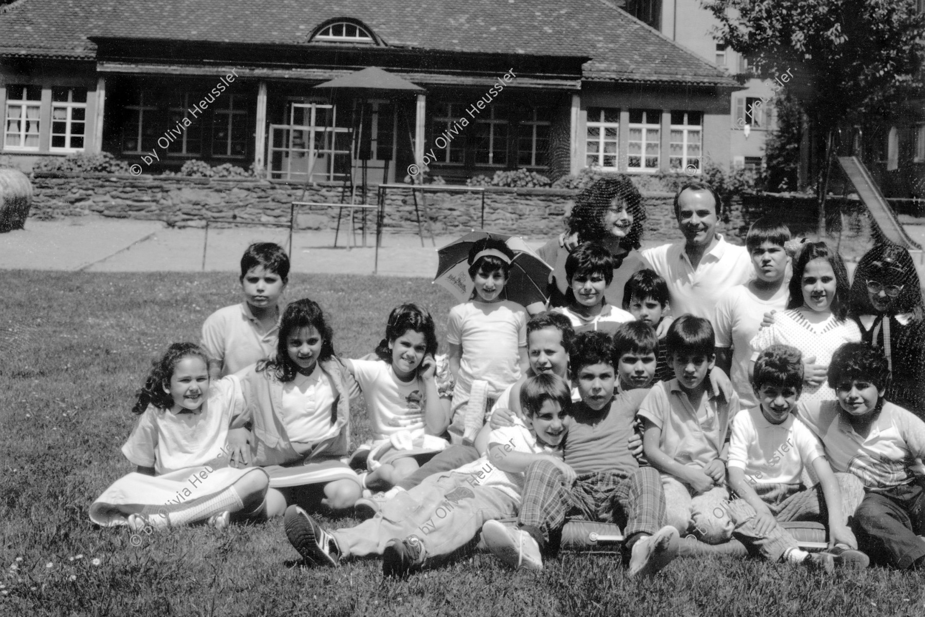 Image of sheet 19880610 photo 4: 4 x 5 Inch Sinar Schulklasse im Hof vor Kindergarten.
Erismannhof Zürich 1988 √  Aussersihl Kreis vier 4 Schweiz Switzerland swiss Schweizer Europe school class Gruppenbild
children Primary Primarschule Klassenfoto