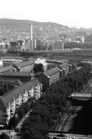Image of sheet 19880620 photo 2: Sicht auf städtische Wohnsiedlung Erismannhof 1988 vom Lochergut √ Aussersihl Kreis vier 4 Schweiz Switzerland swiss Schweizer Europe Architektur sinar 4 x 5 inch Seebahnstrasse Zuglinie Train tracks zug SBB trassee Josefstrasse Kehrichtverbrennung Kamin Waidberg Zürich Kreis fünf 5
19880620 02
copyright by Olivia Heussler 
Im Bestand der Fotostiftung Schweiz 24 x 30 cm Baryt Vintage s/w 1993.301 B.0226 signiert