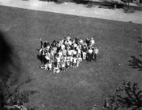 Image of sheet 19880640 photo 1: Gruppenbild Bewohner und Bewohnerinnen, Erismannhof 1988.