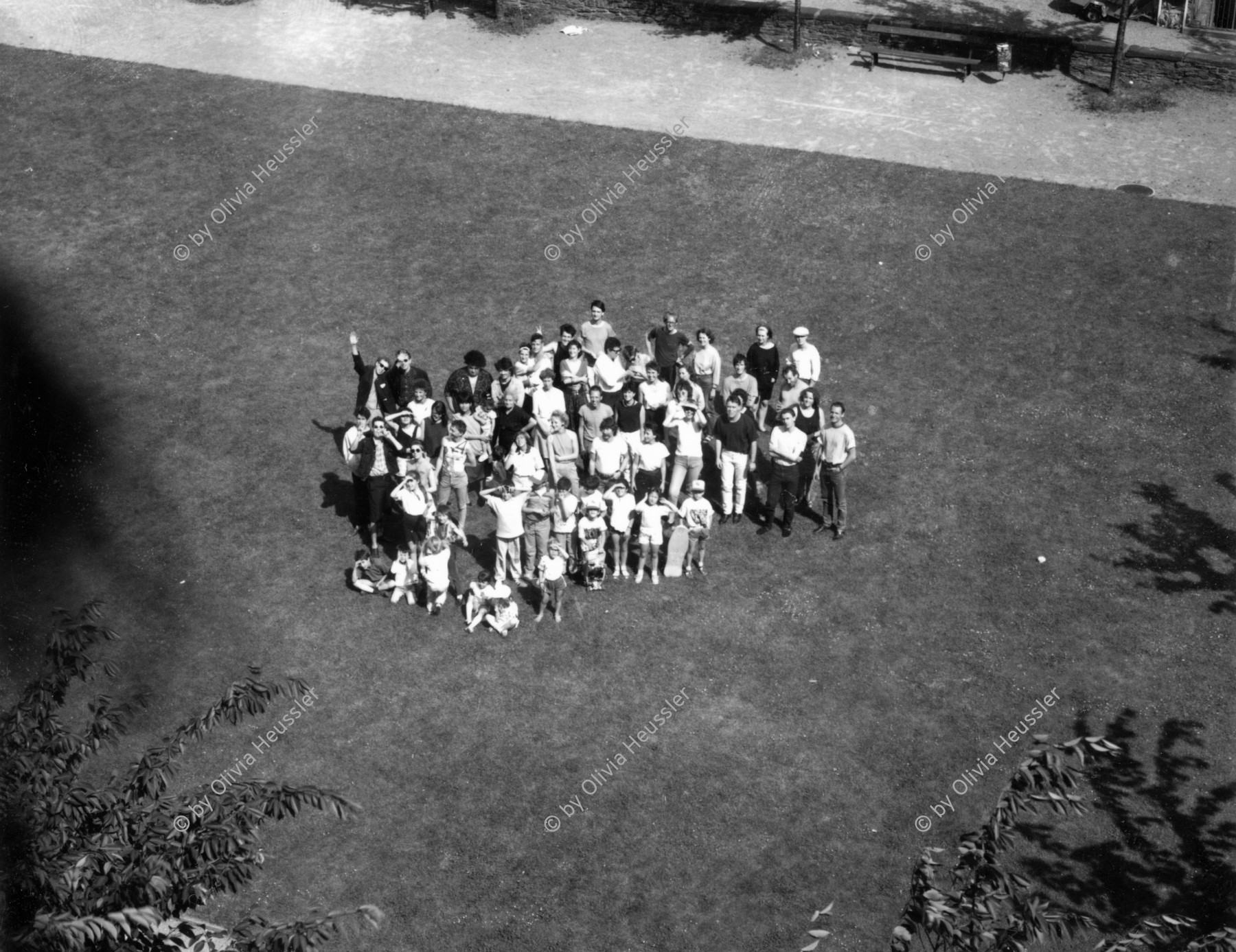 Image of sheet 19880640 photo 1: Gruppenbild Bewohner und Bewohnerinnen, Erismannhof 1988.