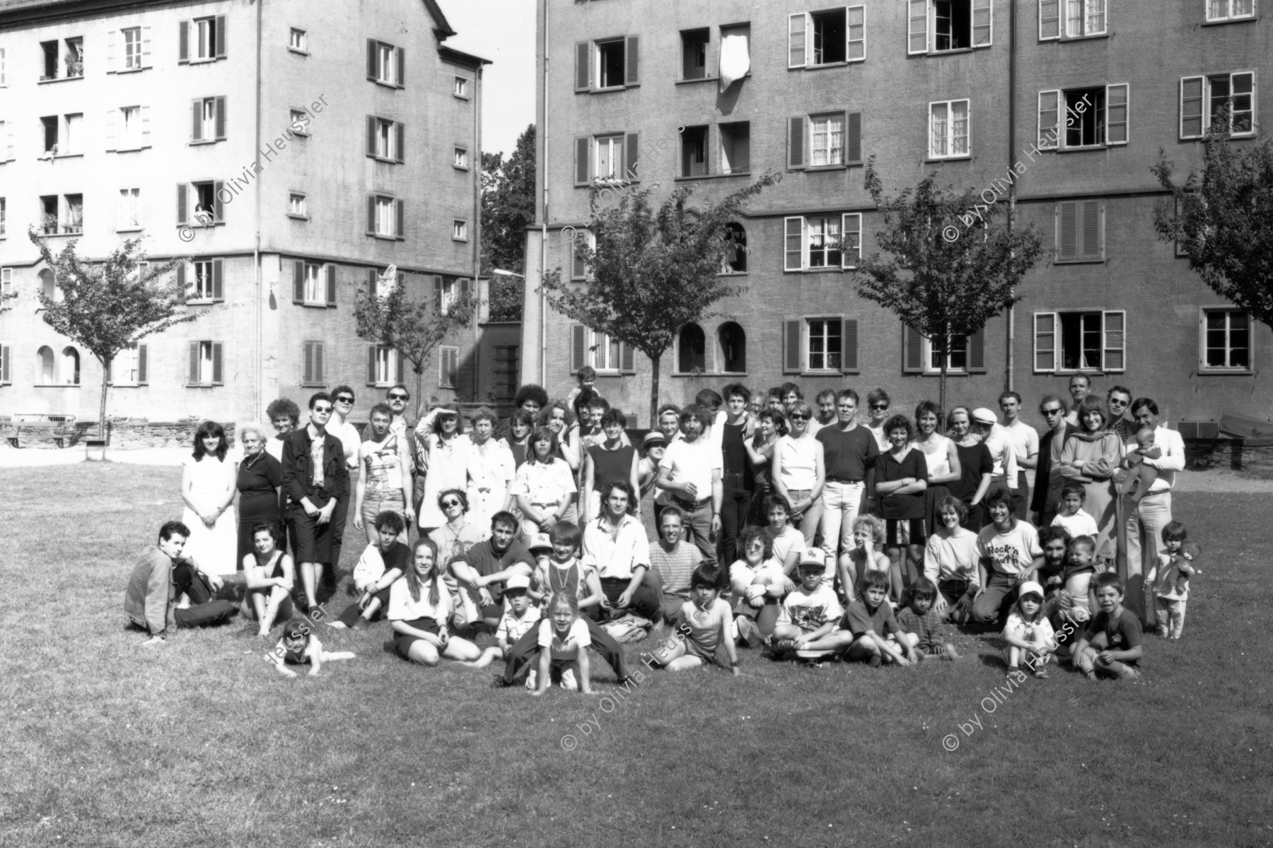 Image of sheet 19880640 photo 3: Gruppenbild Bewohner und Bewohnerinnen, Erismannhof 1988.