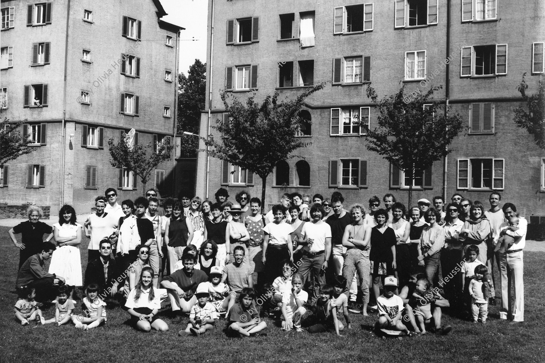 Image of sheet 19880640 photo 4: Gruppenbild Bewohner und Bewohnerinnen, Erismannhof 1988.
Bestand der Fotostiftung Schweiz 30x40 cm Baryt Vintage s/w 1993.303  B.0226 signiert
Exhibition: Zurich, The Eighties Photobastei Zürich 2020