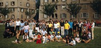 Image of sheet 19880650 photo 1: Gruppenbild  ca 75 Bewohner und Bewohner innen vom Erismannhof Schweiz Zürich 
 4 x 5 Inch Sinar 1988 housing wohnen kreis vier 4 Aussersihl √