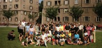 Image of sheet 19880654 photo 4: Portrait Gruppenbild ca 75 Bewohner und Bewohnerinnen. 4 x 5 Inch Sinar Zürich Aussersihl Erismannhof Kreis vier 4 Menschen 1988 farbe color farbig Schweiz Switzerland Swiss
Nadia Sieger (Nadeschkin) Christoph Schuler Esther Eppstein Jessie Fischer, Bob Fischer, Rosine Courtin, Margrit Brunner, Klöus,
Peter Bäder, Cathy O'Hare, Nik Emch,  Zoe, Ernst Maurer, Soilant, Romano Trinchese, u.v.m √