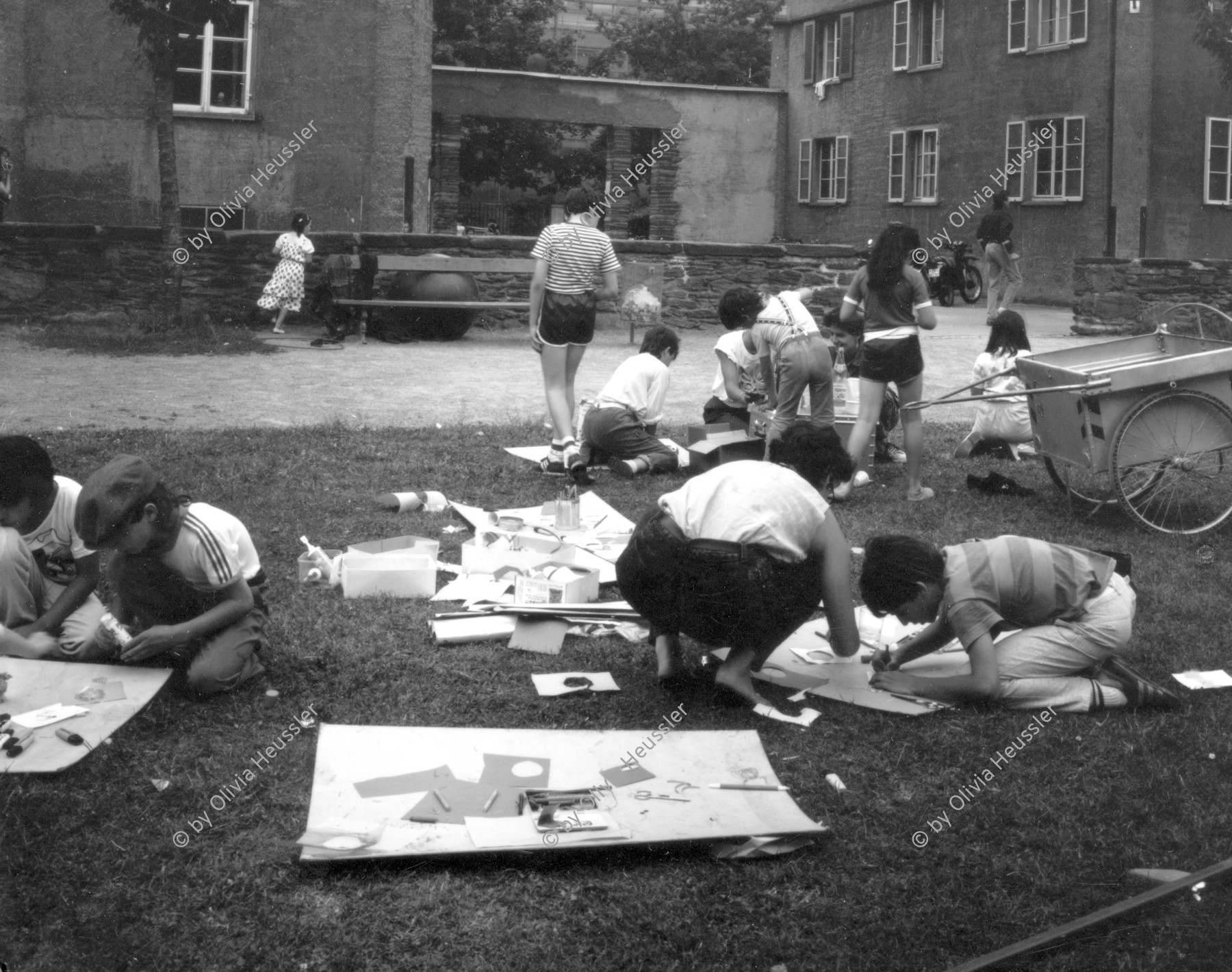 Image of sheet 19880660 photo 1: städtische Wohnsiedlung Erismannhof Zürich 1988 4 x 5 Inch Sinar √ Schülerinnen und Schüler malen im Mittagshort mit Margrit Brunner Plakate