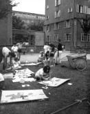 Image of sheet 19880660 photo 2: Gruppenbild mit Franziska Strebel und Franziska mobiler
Kindergarten Kreis 4  vier Aussersihl Kinder Spielanimation  städtische Wohnsiedlung Erismannhof Zürich 1988 4 x 5 Inch Sinar √ Schülerinnen und Schüler malen im Mittagshort mit Margrit Brunner Plakate